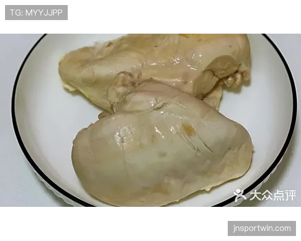 莱万训练完直接啃鸡胸肉，这自律我连看都不敢看