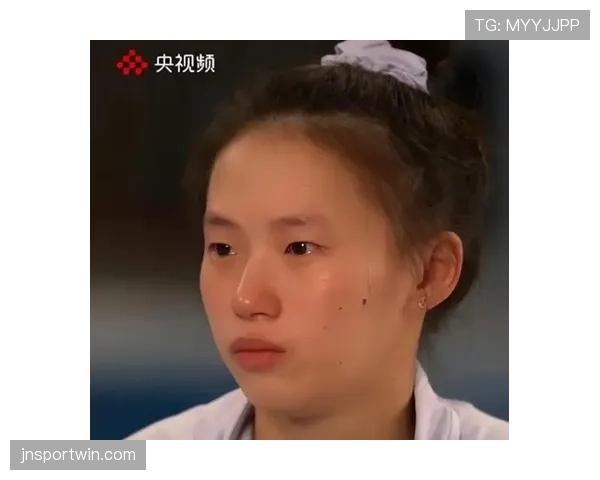 陈芋汐赛场像冰山女王，机场咖啡摊前却笑成邻家女孩——这种反差谁顶得住
